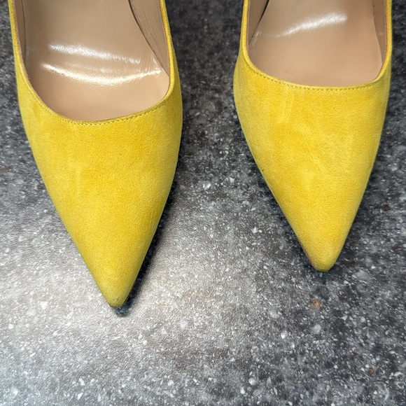 Yellow suede Manolo Blahnik Pumps - Picture 3 of 13